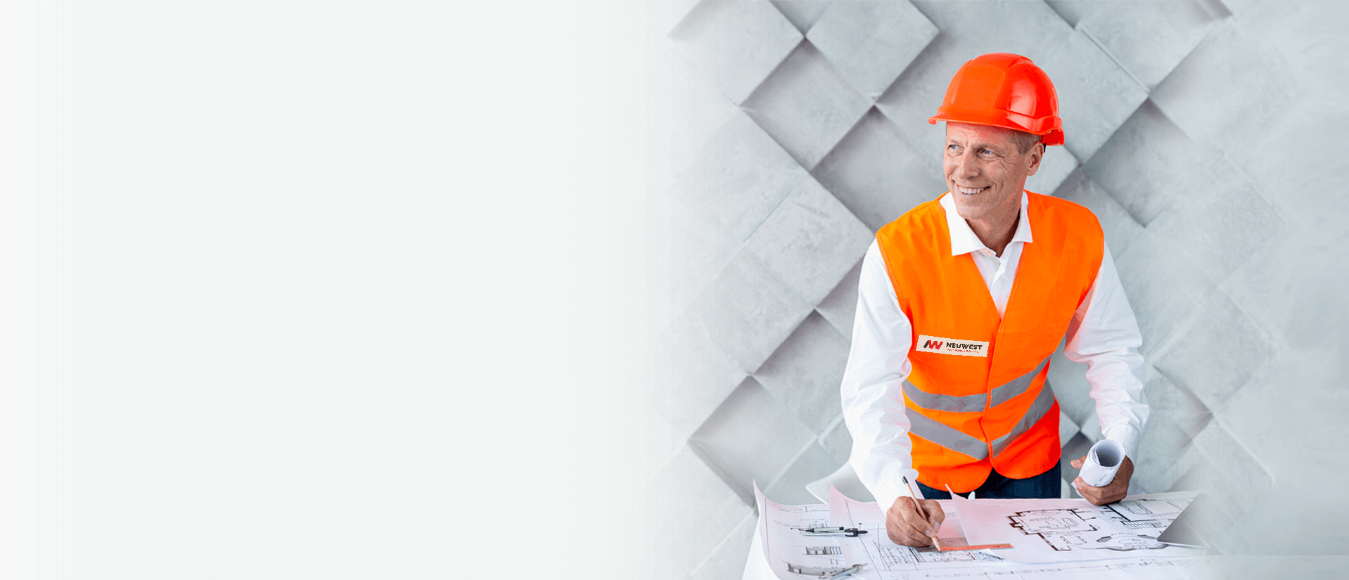Neuwest Bauexperte mit Bauplan